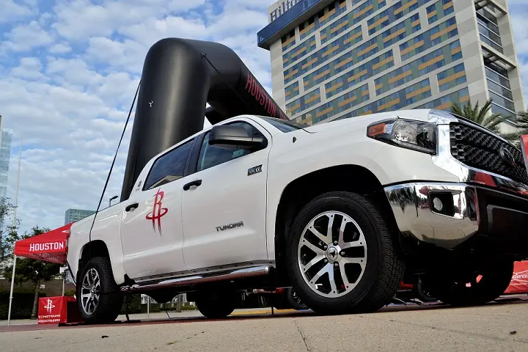 toyota-tundra-white-truck